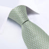 Zielony krawat w białe kropki