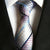 Srebrny krawat w niebieskie paski i fioletowy wzór