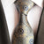 Beżowy krawat z okrągłym i niebieskim kwadratowym wzorem