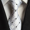Biały krawat w czarną kratkę i kropki