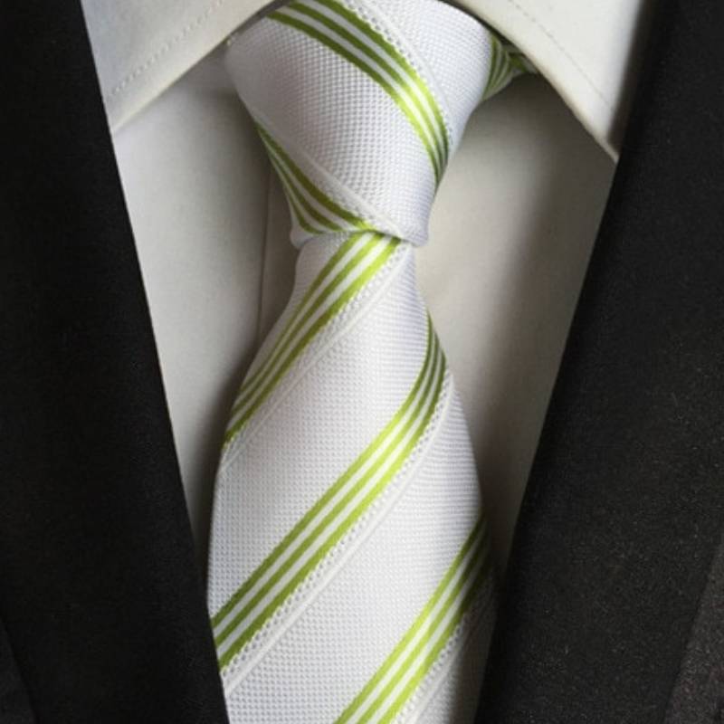 Biały krawat w jasnozielone paski