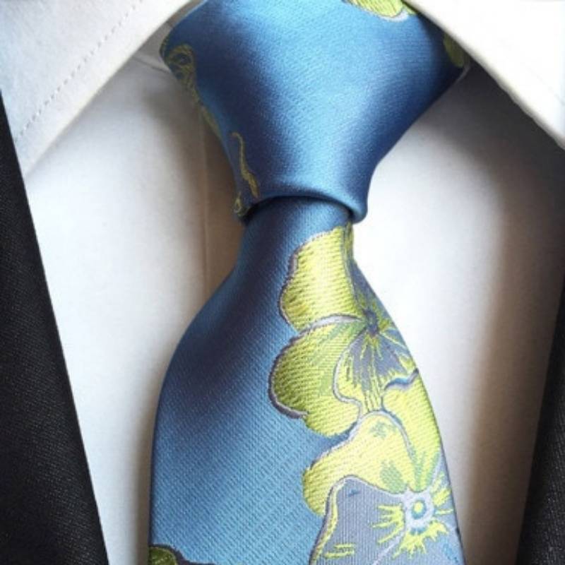 Błękitny krawat w żółte kwiaty