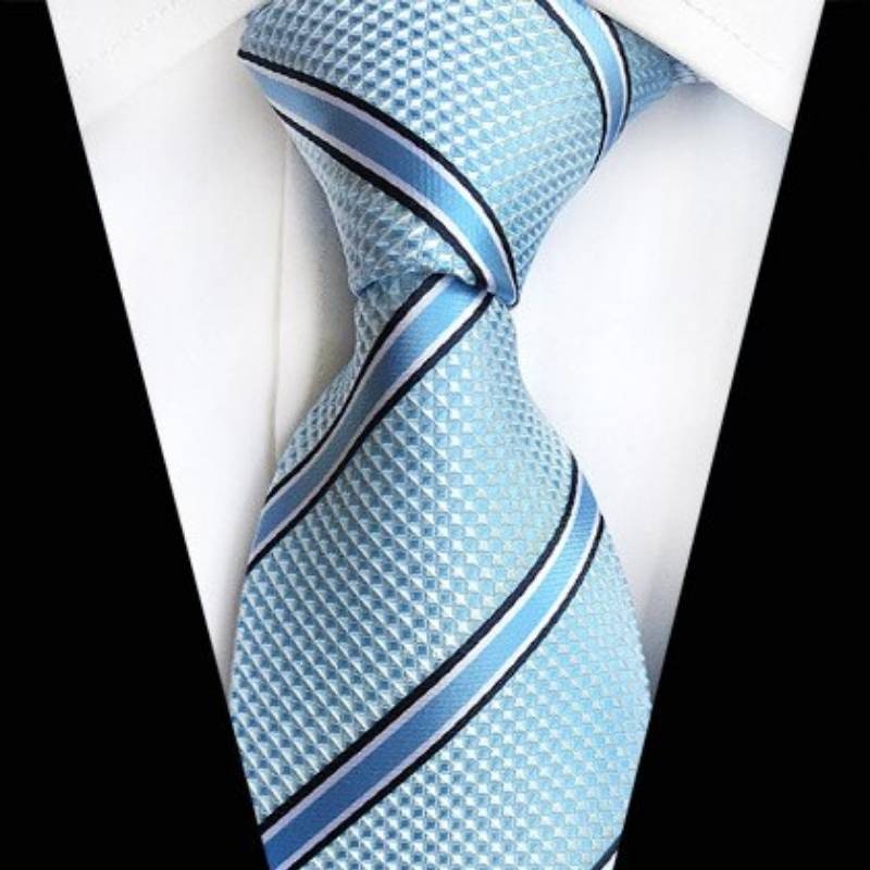 Jasnoniebieski krawat w błękitne paski
