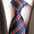 Granatowy krawat w czerwone paski