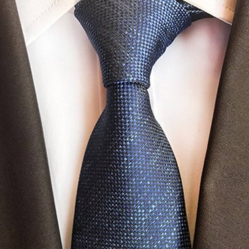 Granatowy krawat w jasnoniebieskie kropki