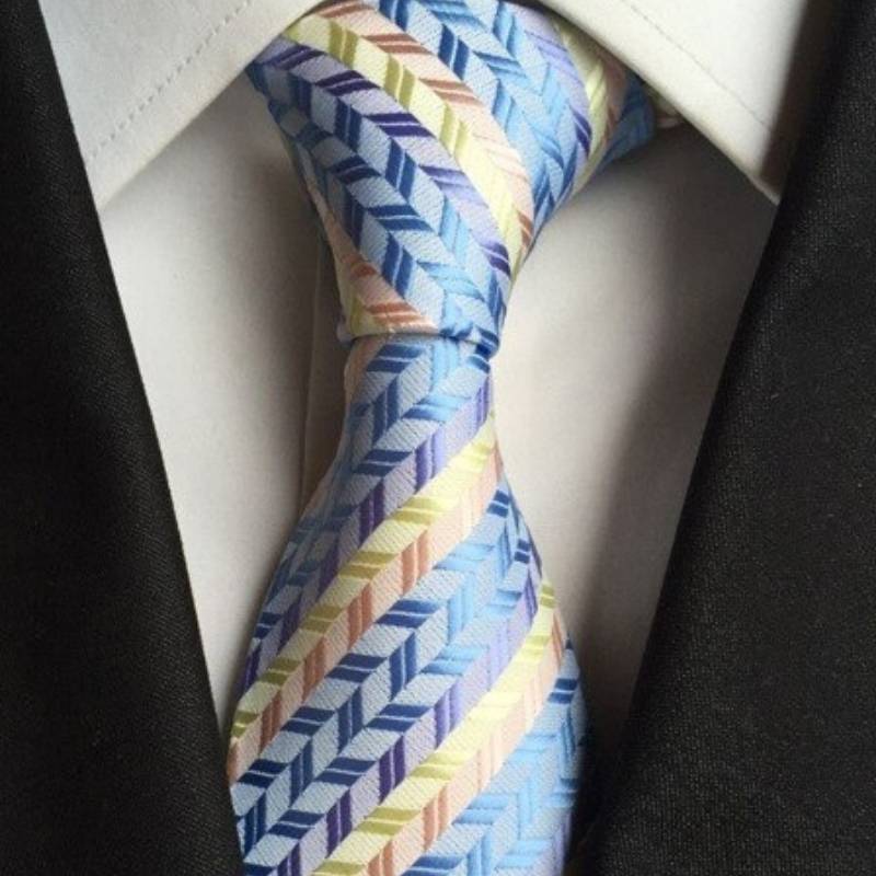 Błękitny krawat we wzór i żółte paski