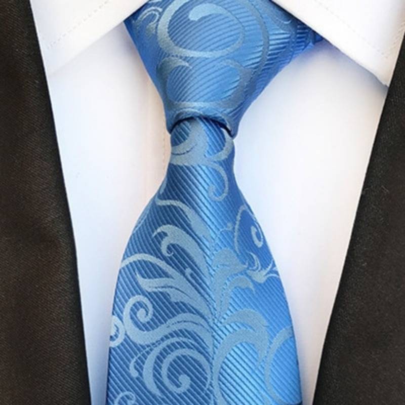 Jasnoniebieski krawat w niebieskie kwiaty
