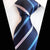 Ciemnoniebieski krawat w jasnoniebieskie i białe paski