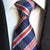 Niebieski krawat w czerwono-białe paski