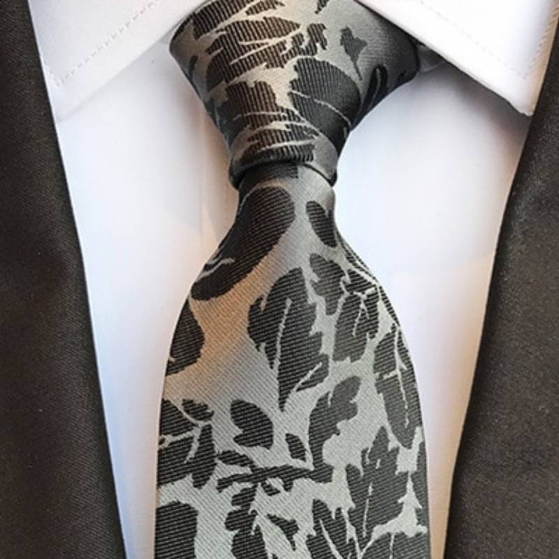 Szary krawat w czarne kwiaty