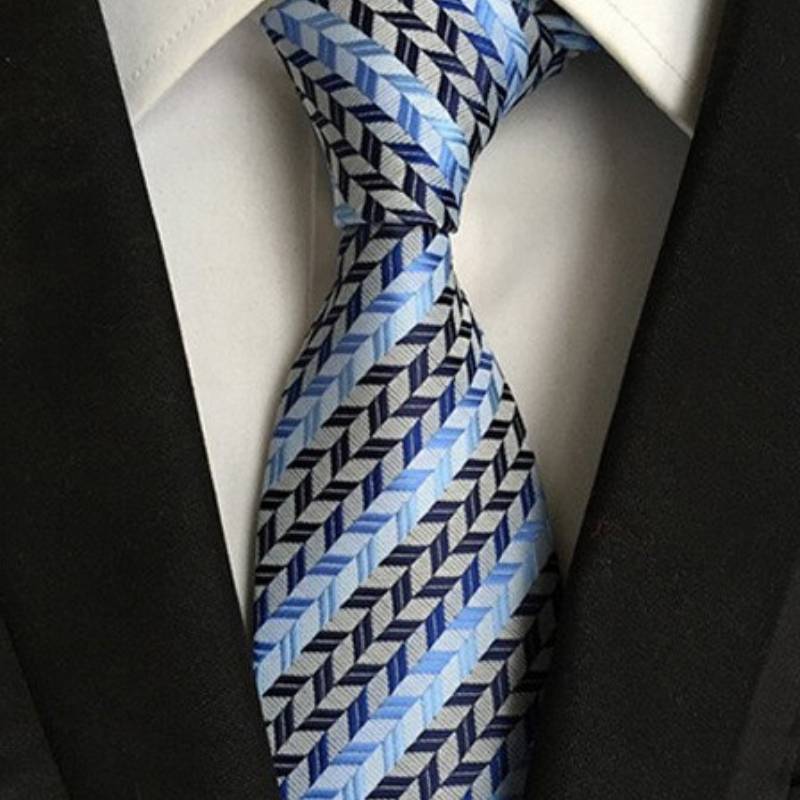 Szary krawat w jasnoniebieskie paski i wzór