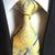 Żółty krawat w kwiaty w fioletowe paski