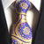 Żółty krawat z fioletowym wzorem