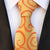 Żółty krawat w pomarańczowe wzory