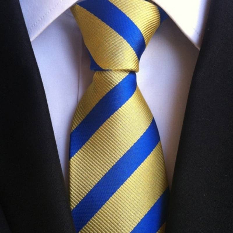 Żółty krawat w niebieskie paski
