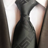 Czarny krawat w czarną kratkę