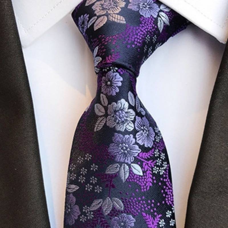 Czarny krawat w białe i fioletowe kwiaty