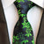 Czarny krawat w zielone kwiaty