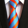 Jasnoniebieski i pomarańczowy krawat w paski
