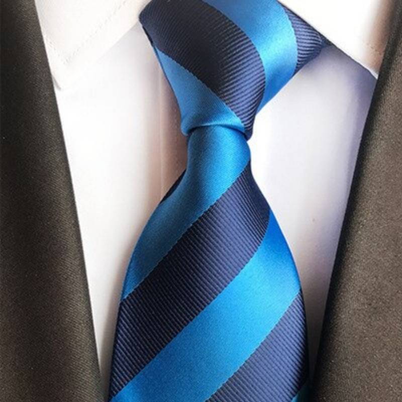 Krawat w niebiesko-granatowe paski