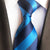 Krawat w niebiesko-granatowe paski