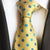 Żółty krawat w paski z niebieskimi kwiatami