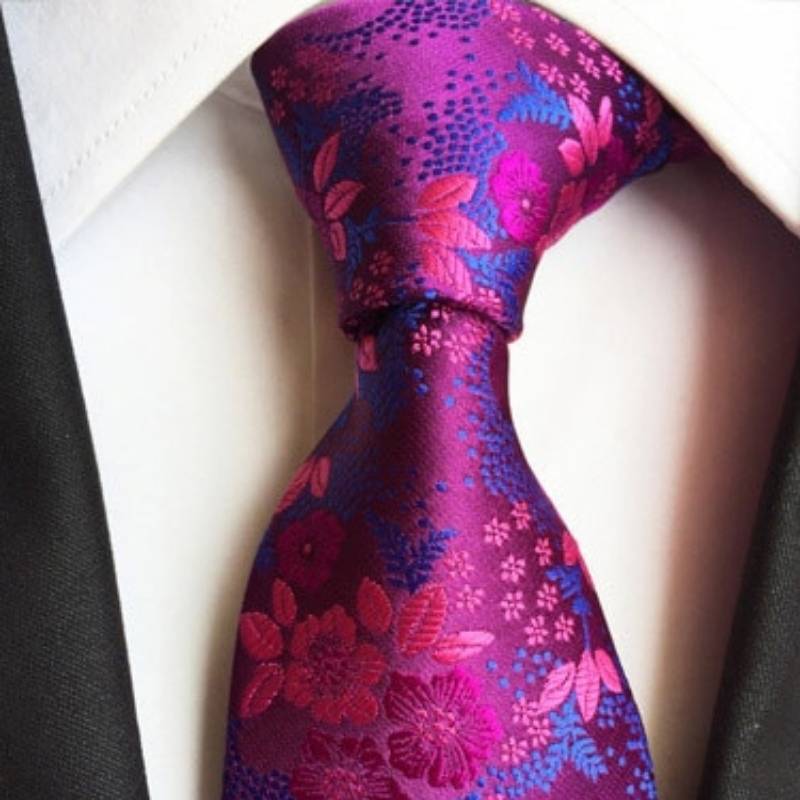 Różowy krawat w kwiaty w kolorze fuksji