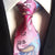 Różowy krawat w niebieskie paski i wzór paisley