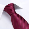 Wąski czerwony krawat w kolorze bordowym