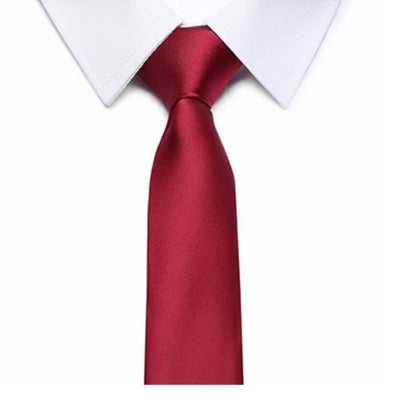 Zwykły czerwony krawat