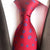 Czerwony krawat w niebieskie kwiaty i białe kropki