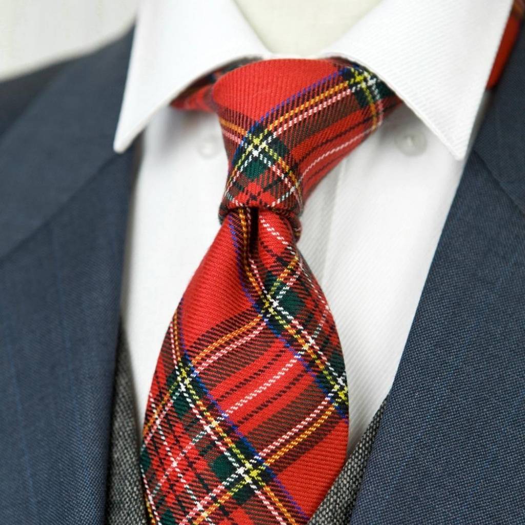 Krawat w czerwoną kratę