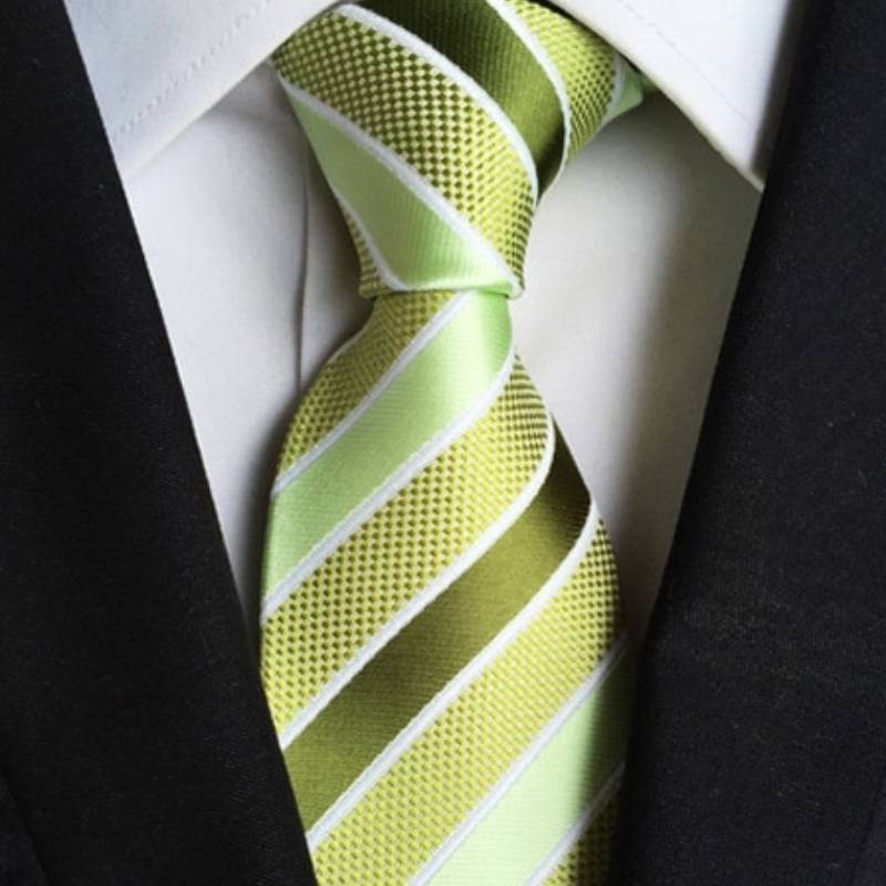Jasnozielony krawat w zielone paski