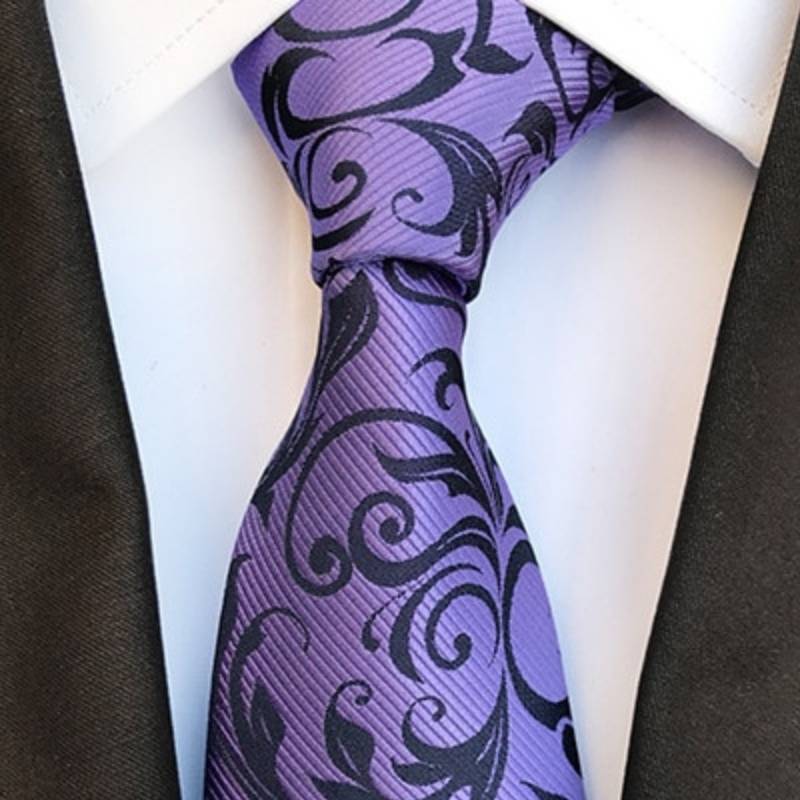 Jasnofioletowy krawat w czarne kwiaty