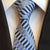 Krawat w cienkie niebieskie i szare paski