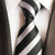 Krawat w czarno-białe paski