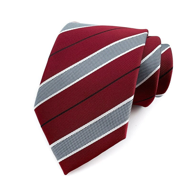 Czerwony krawat w jasnoszare paski