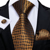 Wzorzysty brązowy krawat