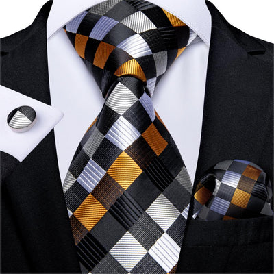 Krawat w czarną kratę