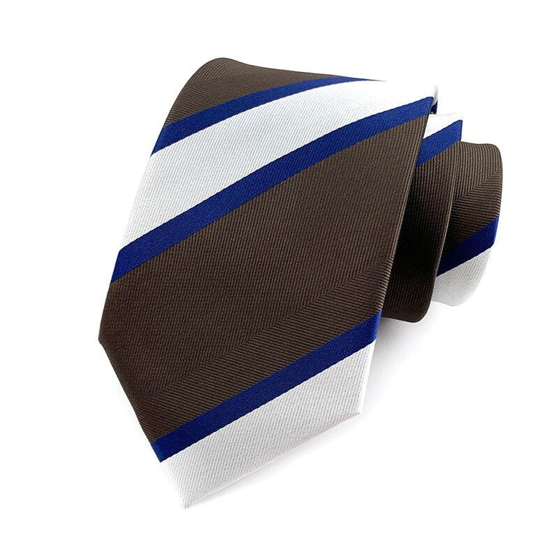 Ciemnobrązowy krawat w biało-niebieskie paski