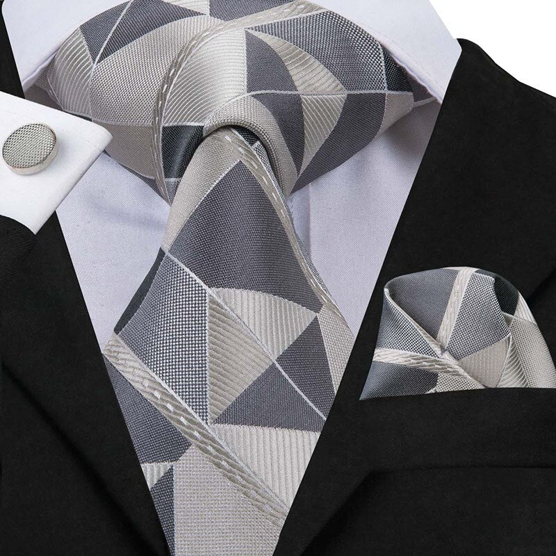 Szary krawat w geometryczne kształty