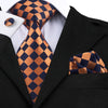 Krawat w pomarańczowo-czarną kratkę