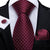 Bordowy czerwony krawat z czerwonym wzorem