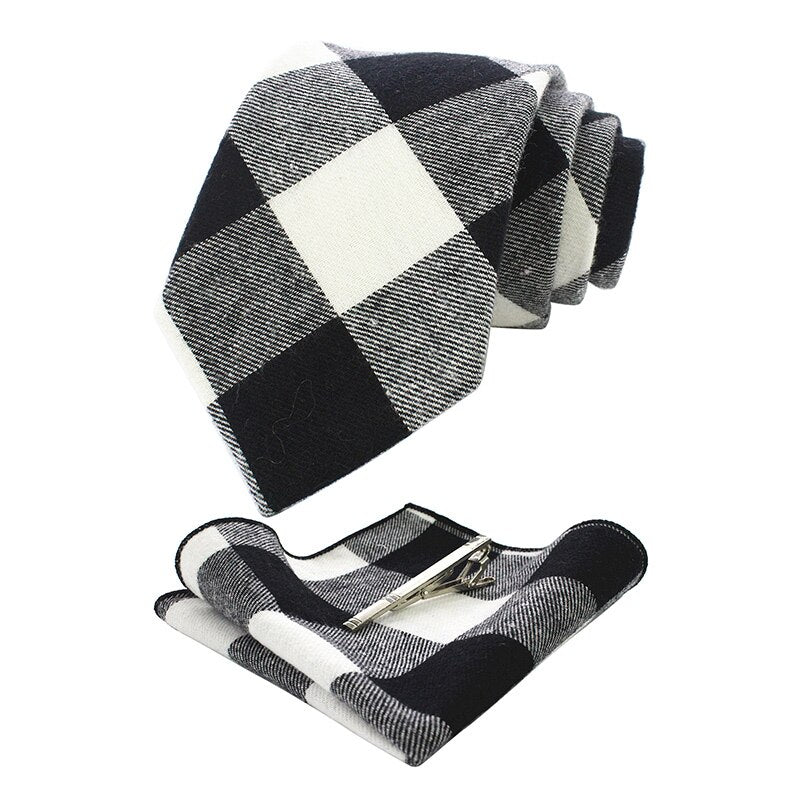 Czarno-biały krawat w kratkę