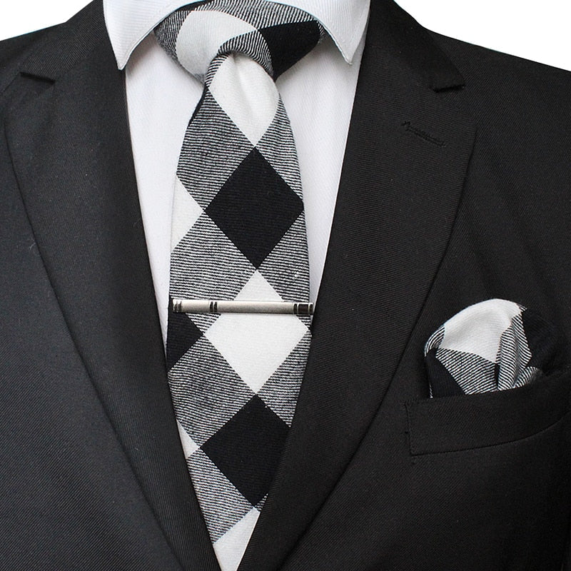 Czarno-biały krawat w kratkę