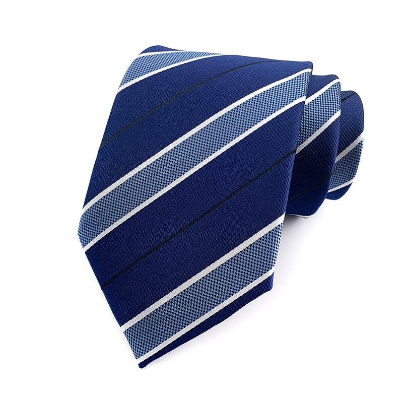 Ciemnoniebieski krawat w jasnoniebieskie paski