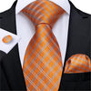 Pomarańczowy krawat w kratę