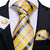 Żółty krawat w białe i czarne paski