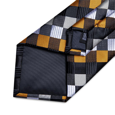Krawat w czarno-biało-pomarańczową kratę