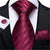 Wąski czerwony krawat w kolorze bordowym
